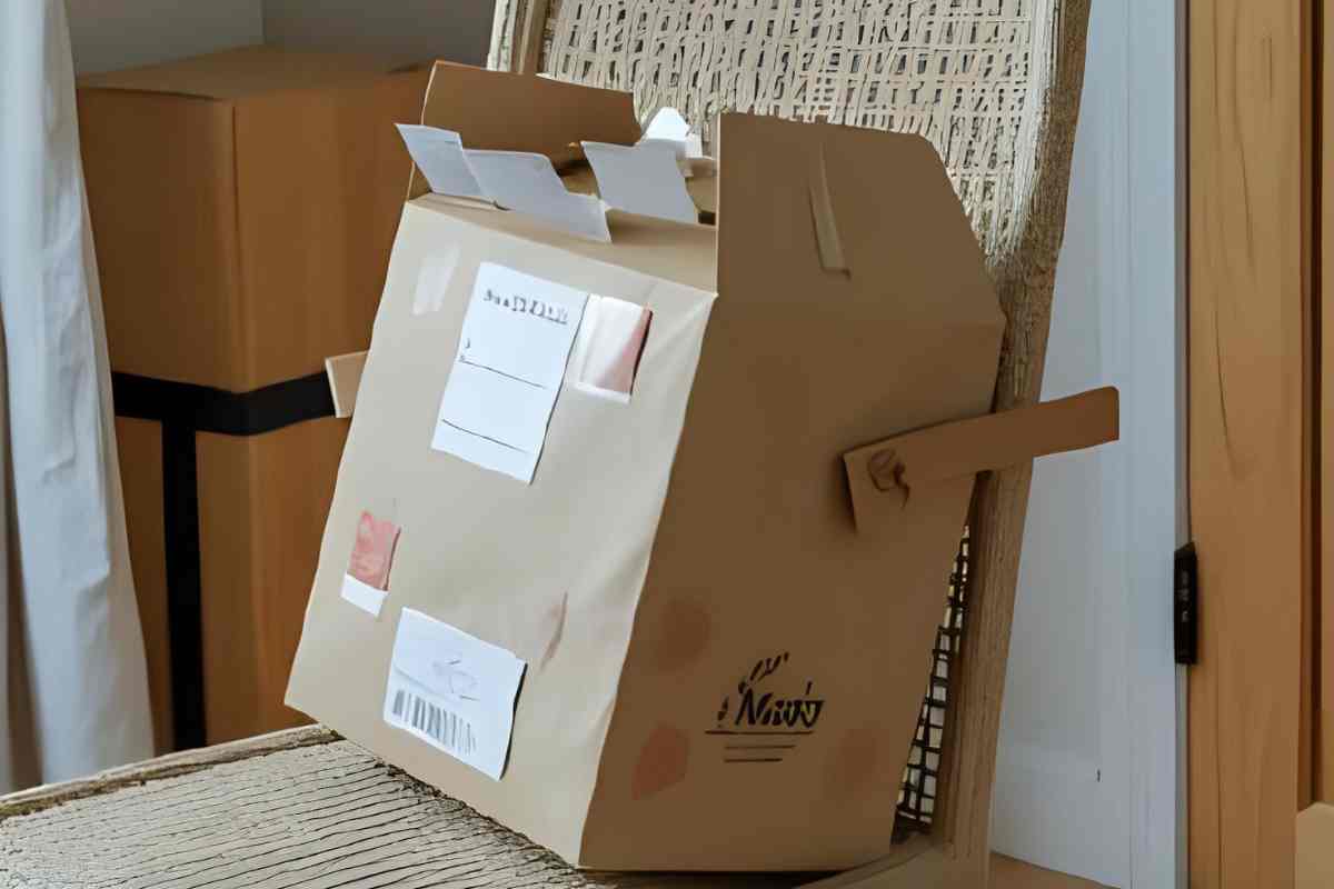 un pacco su una sedia