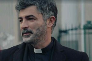 Carmine Recano nelle vesti di un prete coraggioso
