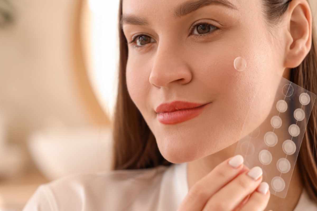 donna applica cerotti sulla pelle