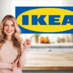 cucina con logo ikea e donna felice