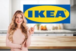 cucina con logo ikea e donna felice