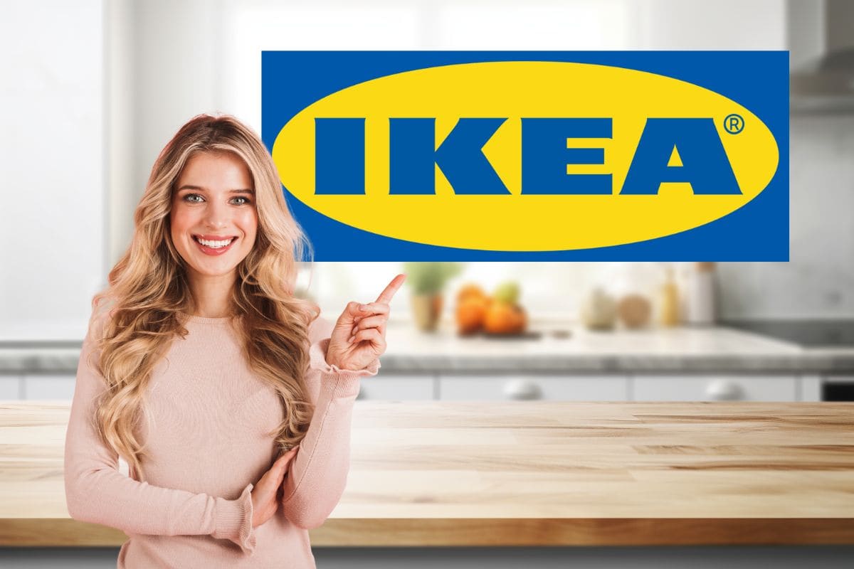 cucina con logo ikea e donna felice