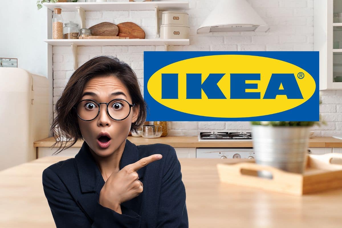 cucina in disordine con logo ikea e donna che lo indica