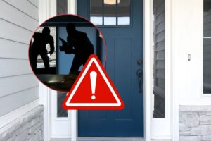 porta di casa con segnale pericolo e in una cornice rotonda ladri in azione
