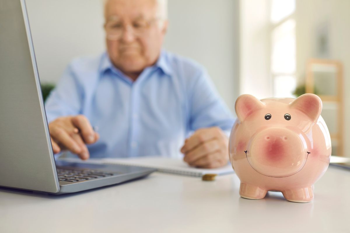 pensionato al pc con salvadanaio