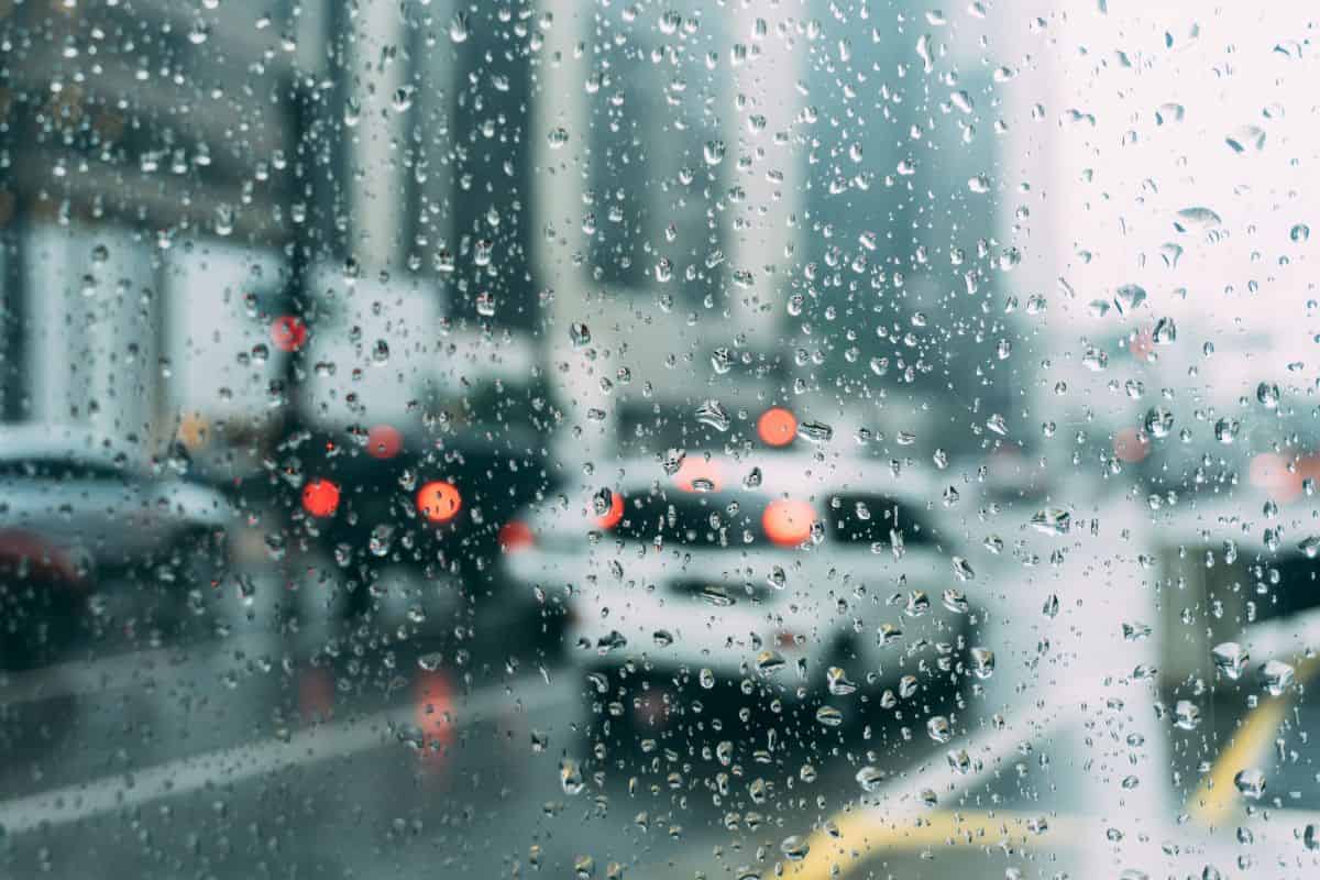 macchine in strada con pioggia