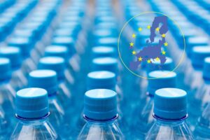 bottiglie di plastica tappi e disegno stilizzato europa