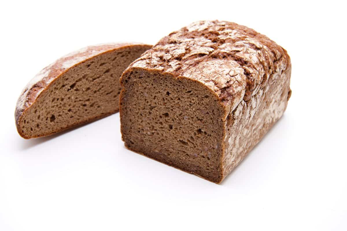 pan bauletto integrale su sfondo bianco