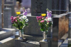 tomba con vasi con fiori