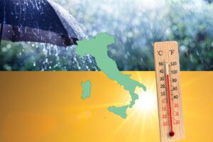 foglio diviso a metà, metà ombrello con pioggia altra metà con sole, Italia centrale e termometro temperature