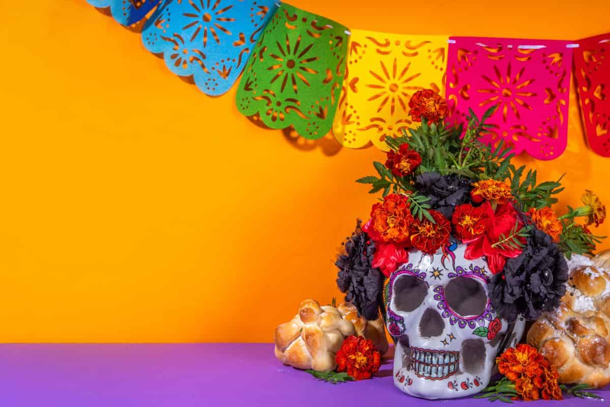 teschio con fiori tipica rappresentazione del Día de los Muertos