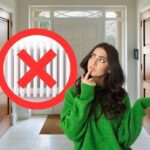 entrata di casa con termosifoni con x rossa sopra e donna pensierosa