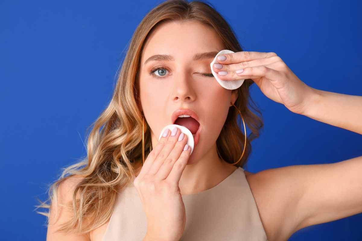 donna usa salviette struccanti