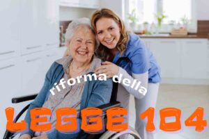 caregiver con un'anziana e la dicitura riforma della legge 104