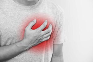 uomo si tocca la zona del cuore