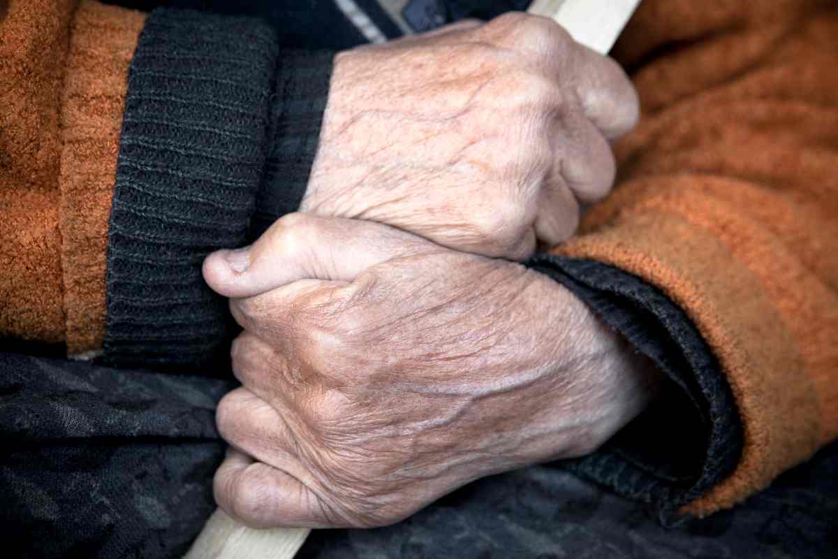 mani di persona anziana