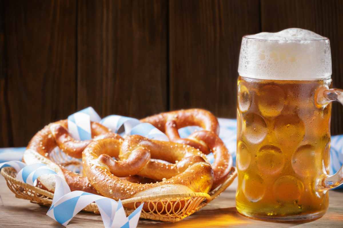boccale di birra e bretzel