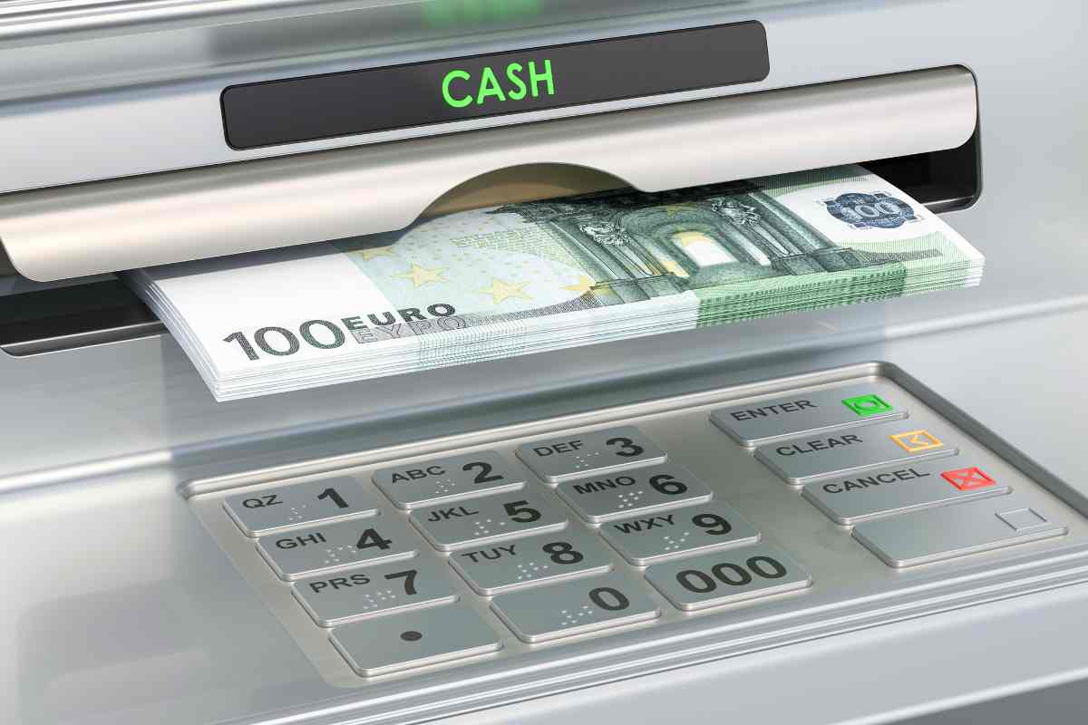 sportello atm che eroga denaro in contanti