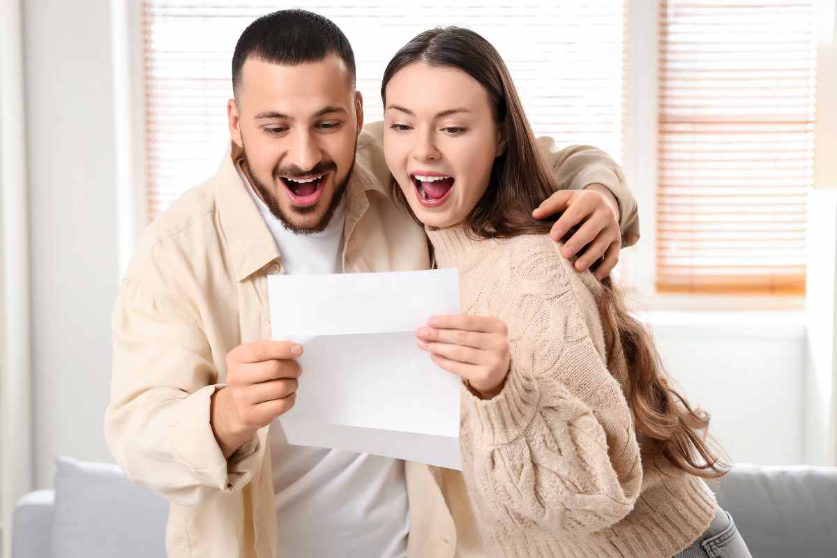 coppia felice legge un documento