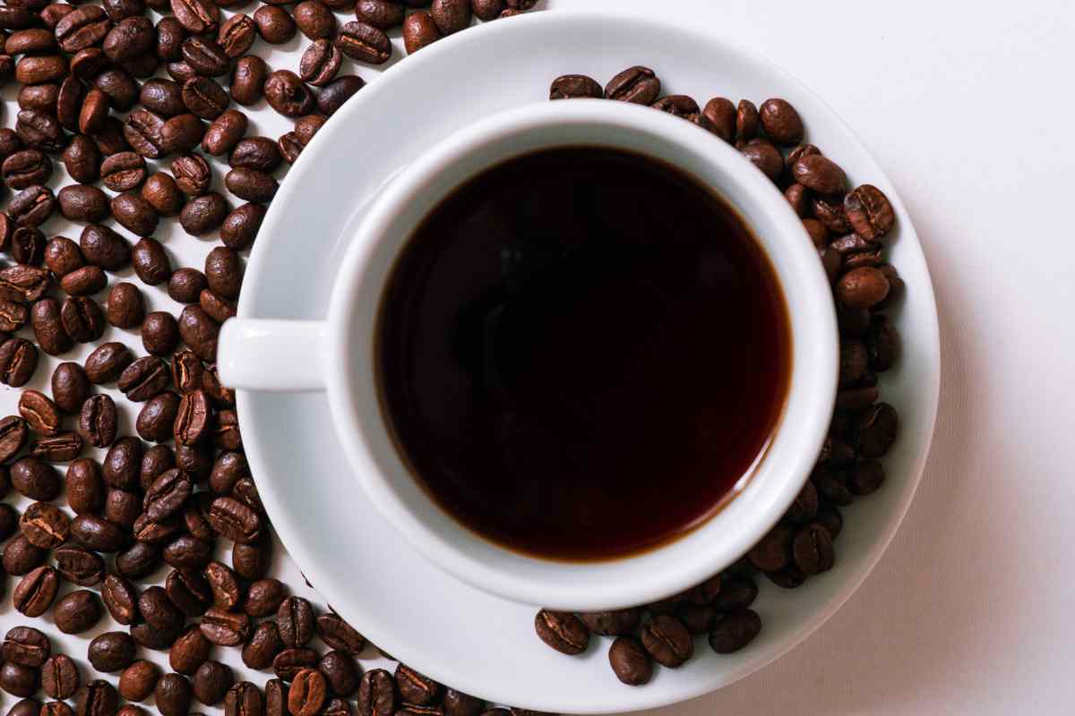 caffe tazzina piattino chicchi