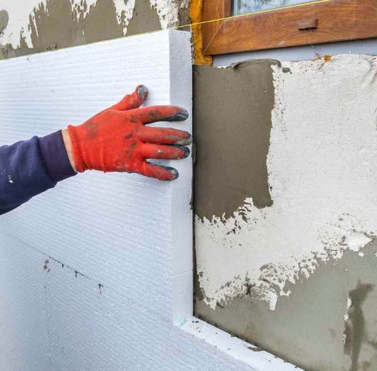 muratore installa cappotto stermico