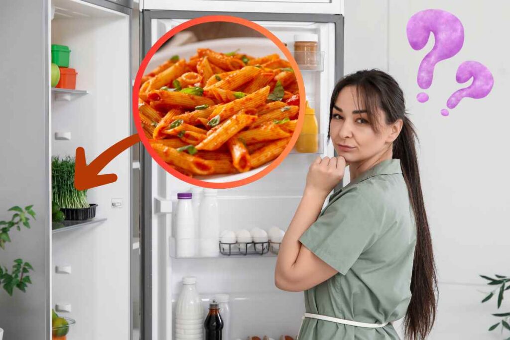 donna pensa vicino al frigo pasta freccia e punti interrogativi