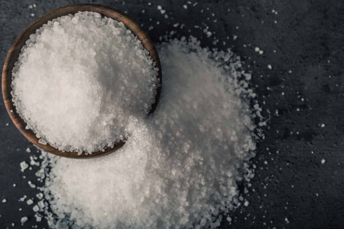 Sale che straborda da una ciotola