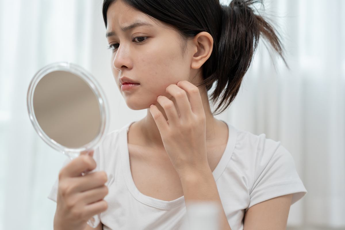 donna si guarda allo specchio