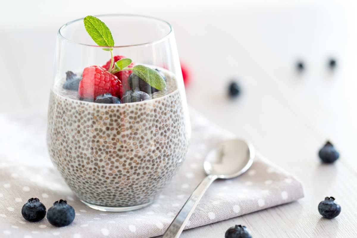 yogurt con semi di chia e frutta