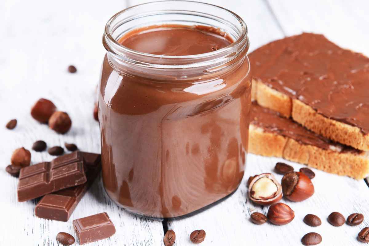 barattolo di crema alle nocciole e pane