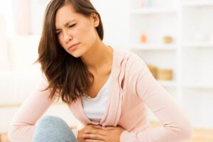 donna che si tocca la pancia