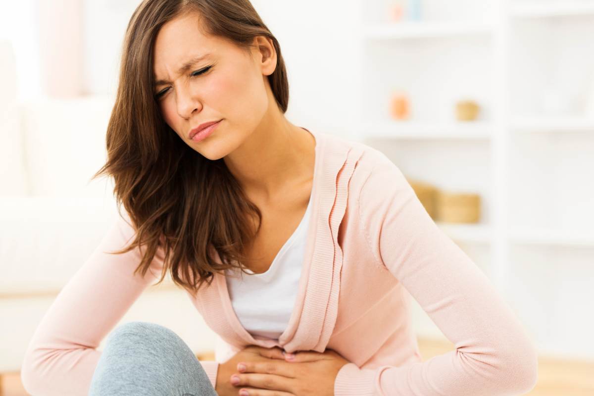 donna che si tocca la pancia