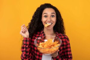 ragazza mangia patatine