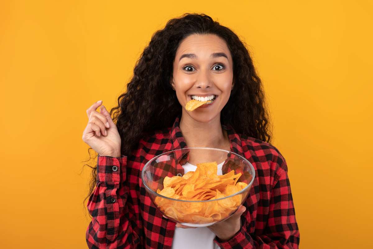 ragazza mangia patatine