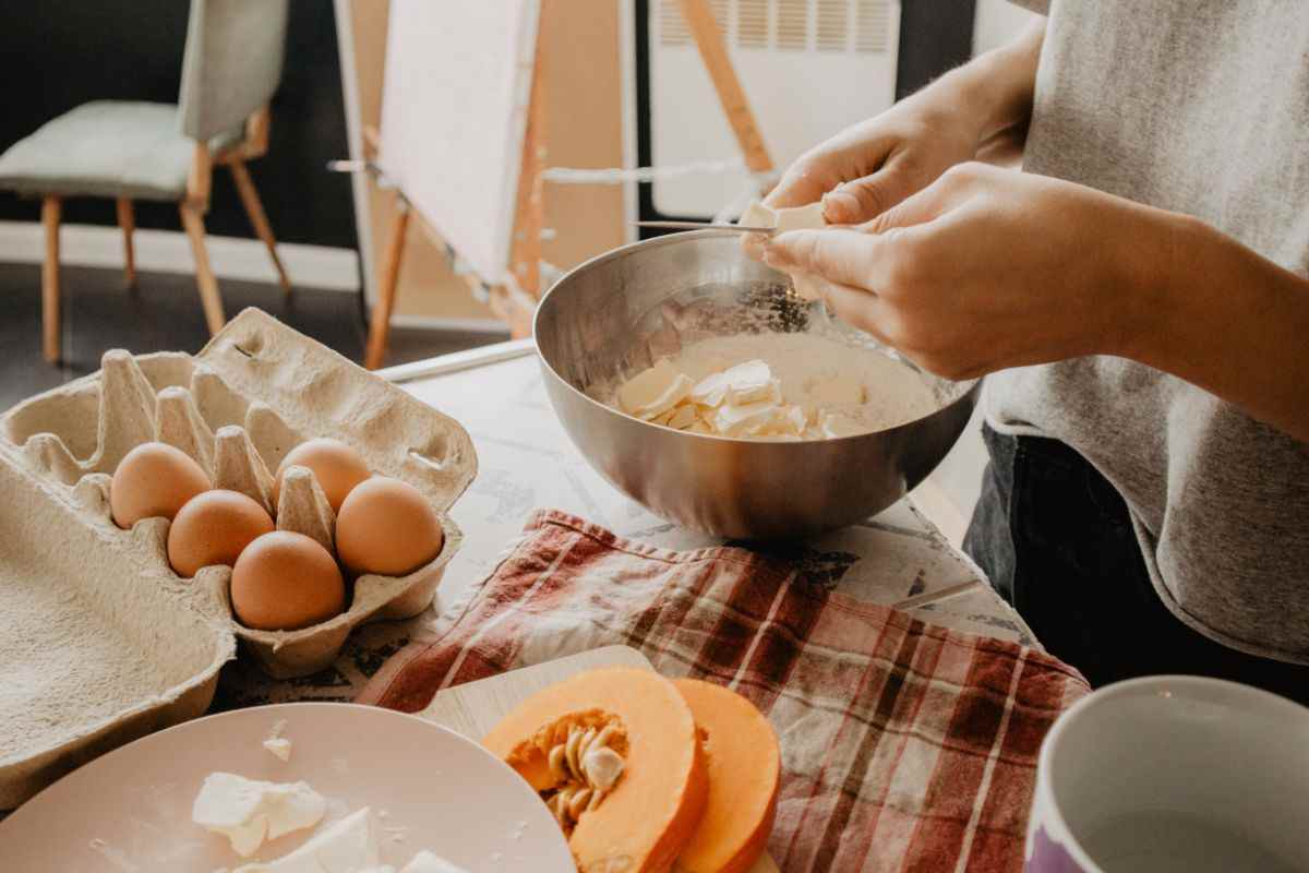 donna prepara torta