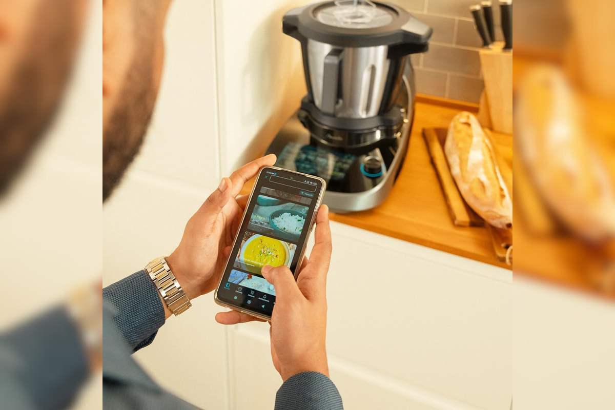 uomo che guarda sullo smartphone le ricette di mambo cooking