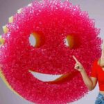 scrub mommy daddy ragazza che indica