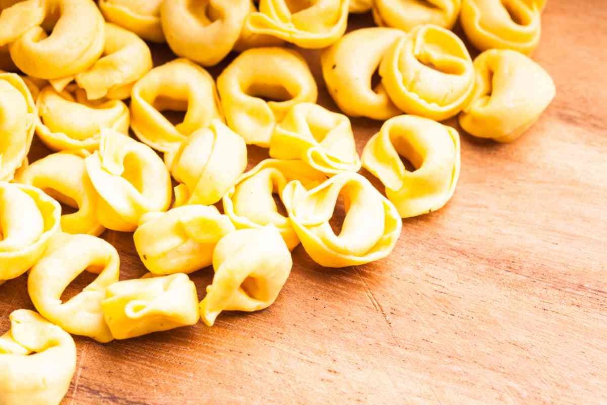 tortellini su tavolo di legno
