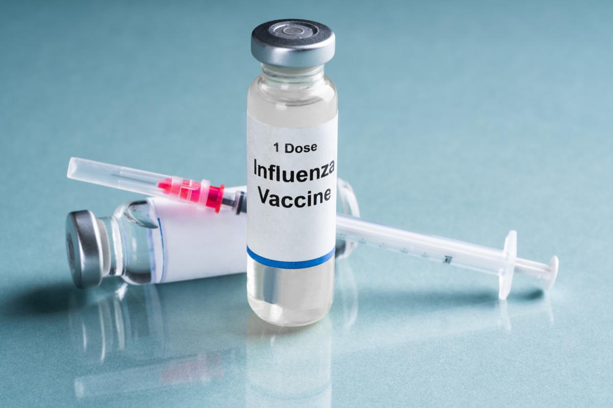 vaccino contro influenza e siringa