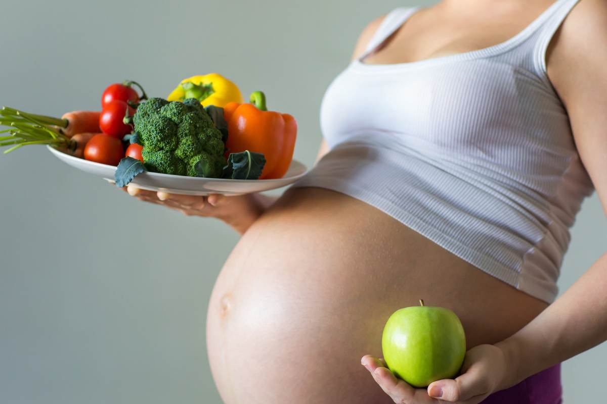 donna incinta frutta e verdura