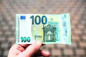 mano 100 euro