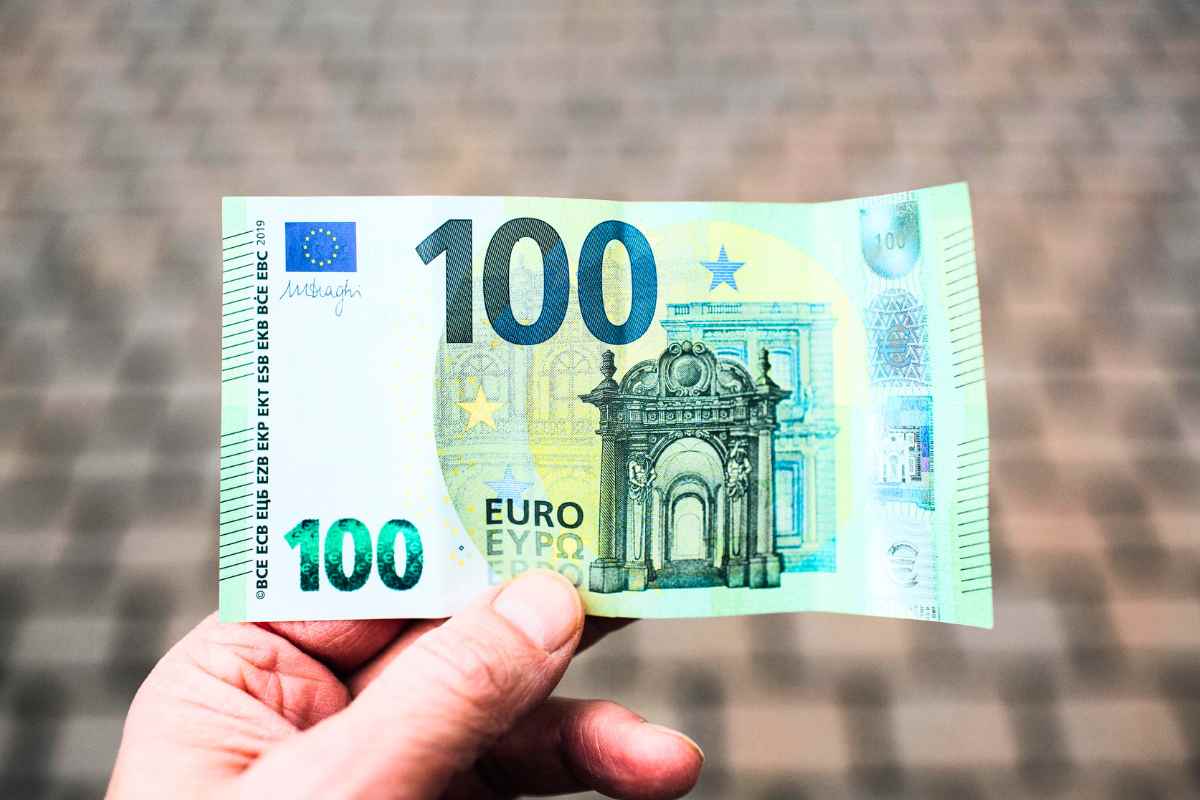 mano 100 euro 
