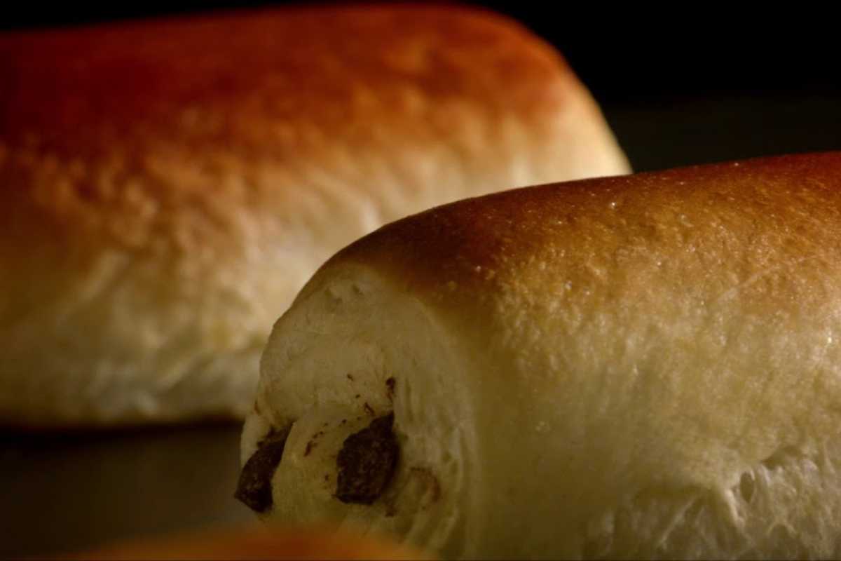 frame video di pain au chocolat appena sfornato