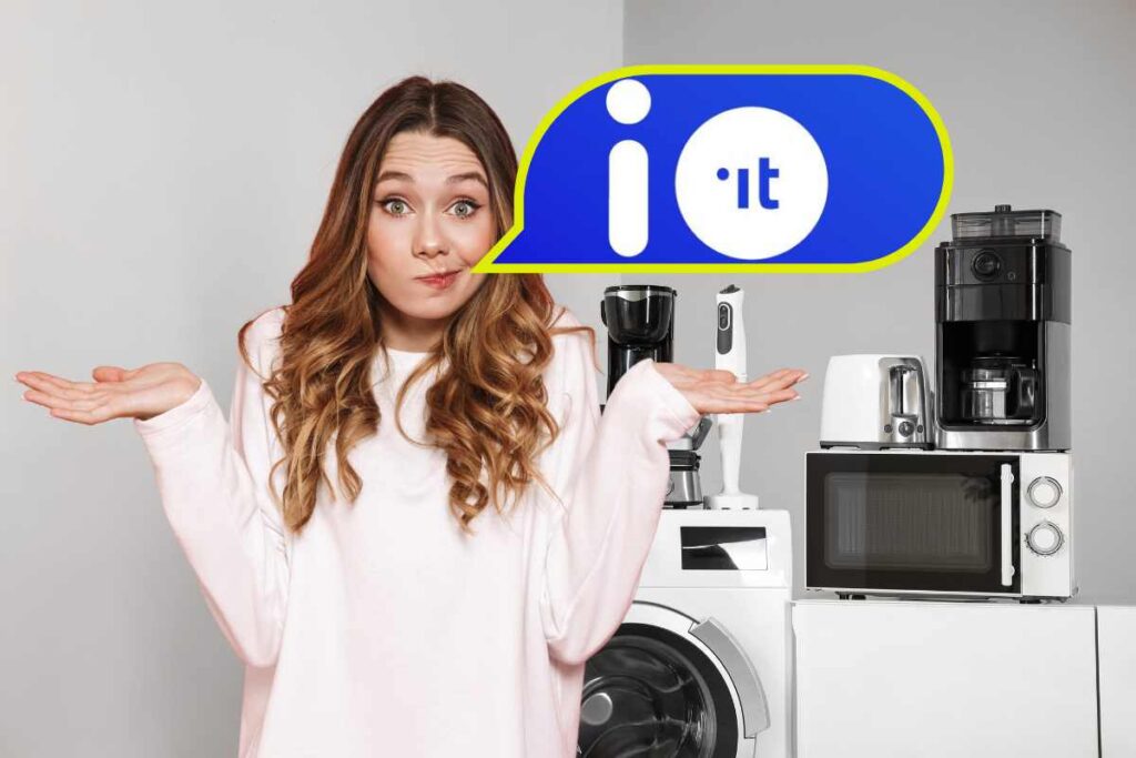 ragazza perplessa con una nuvoletta con dentro app io e sullo sfondo elettrodomestici