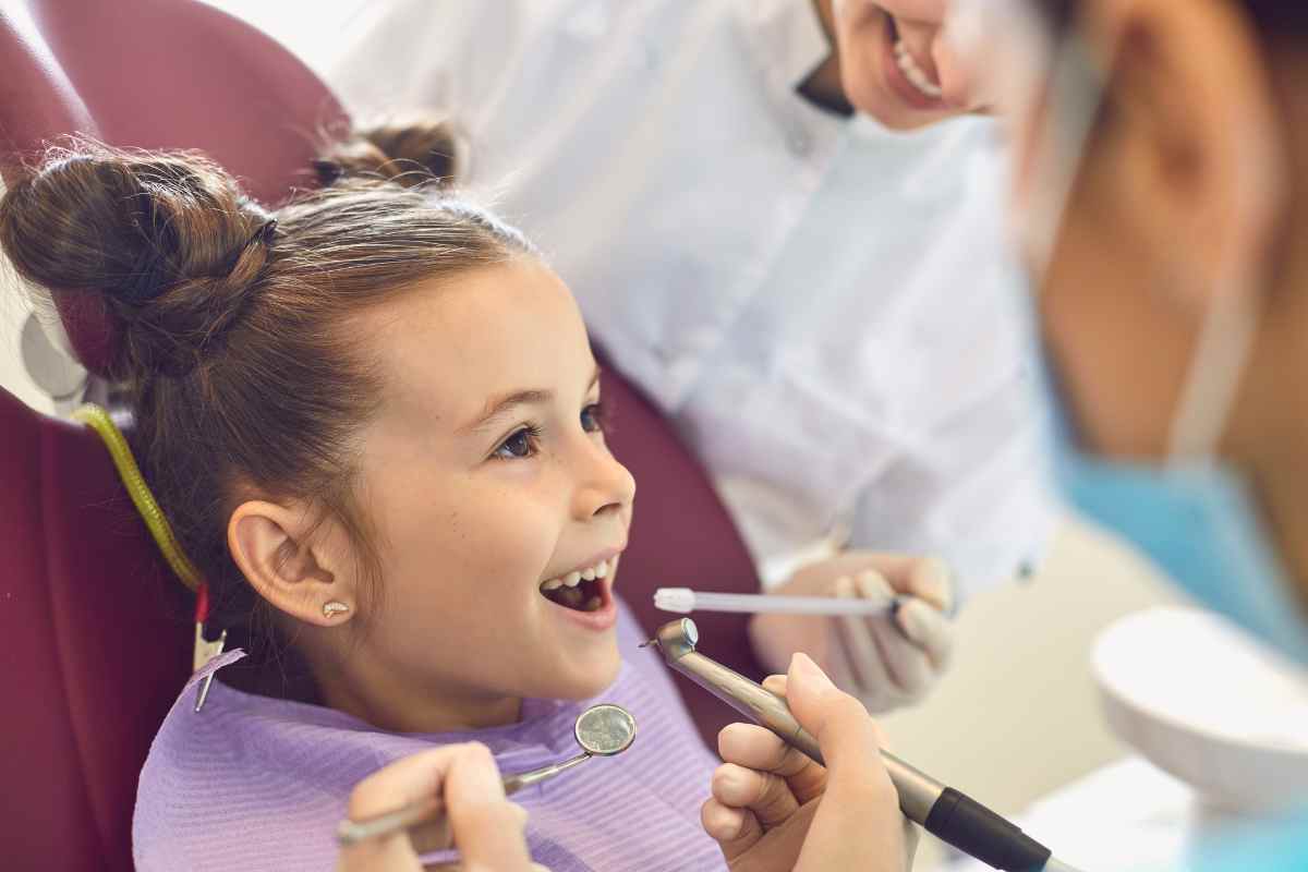 bambina visitata da un dentista