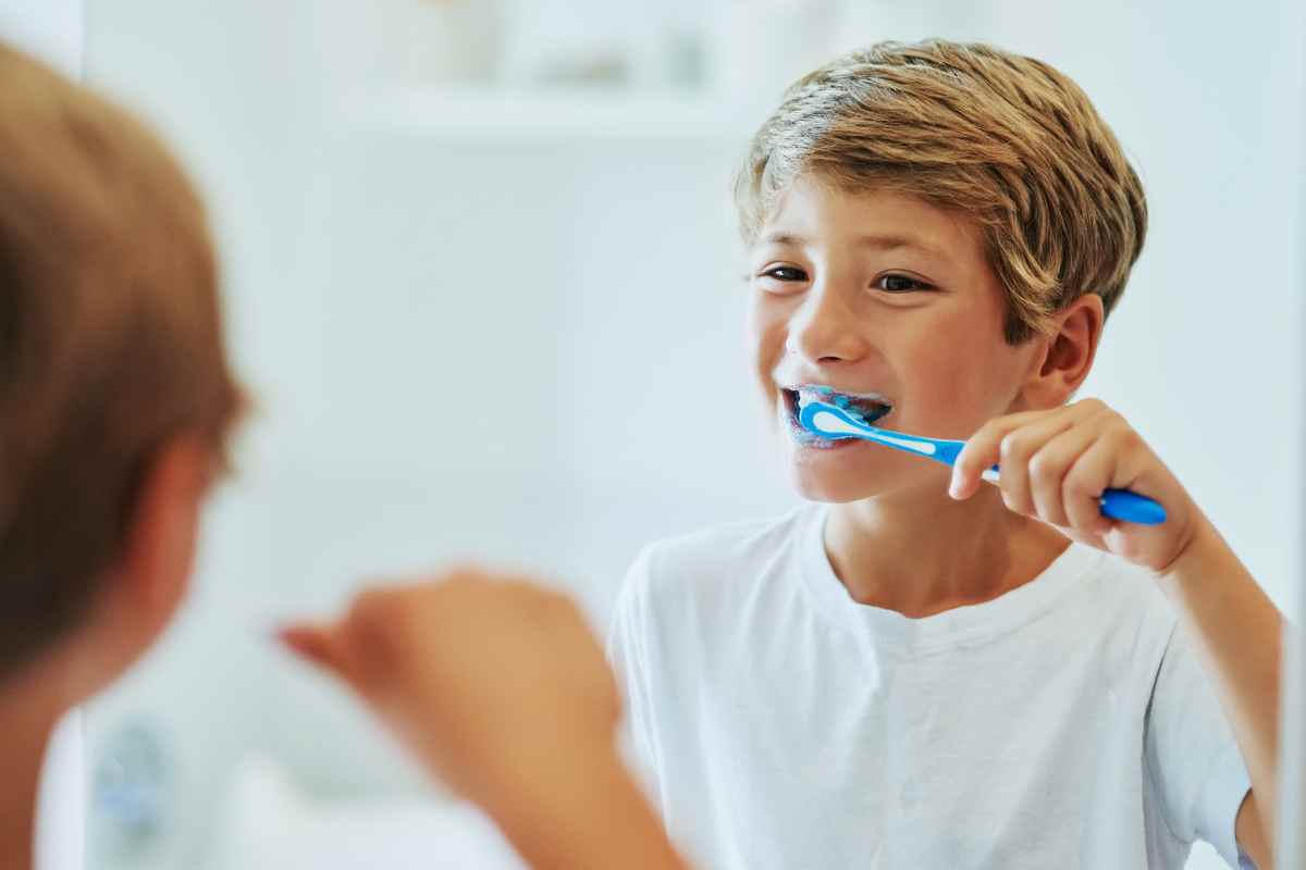 bambino si lava i denti