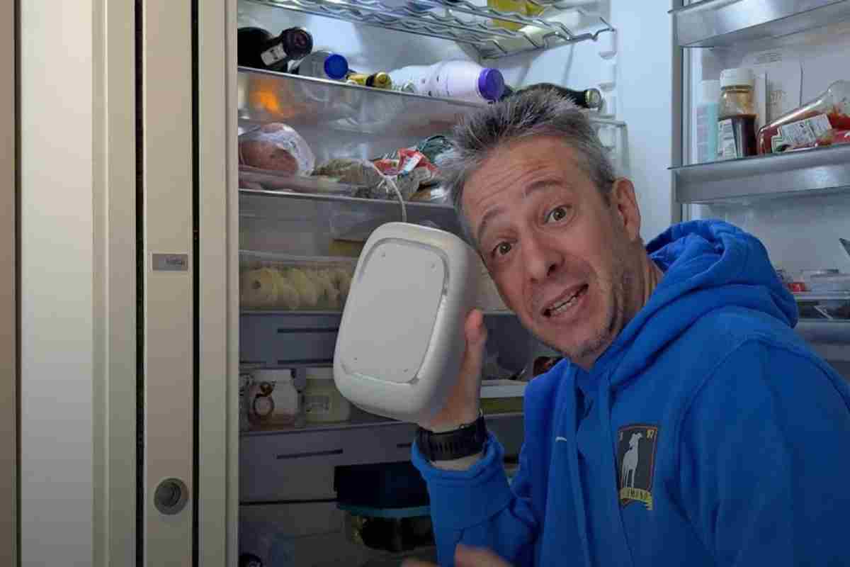 un uomo mostra shelfy prima di metterlo in frigo