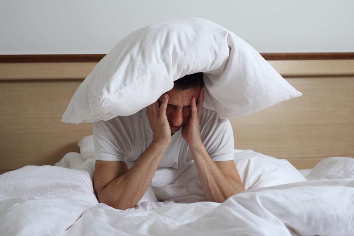 un uomo con un cuscino in testa