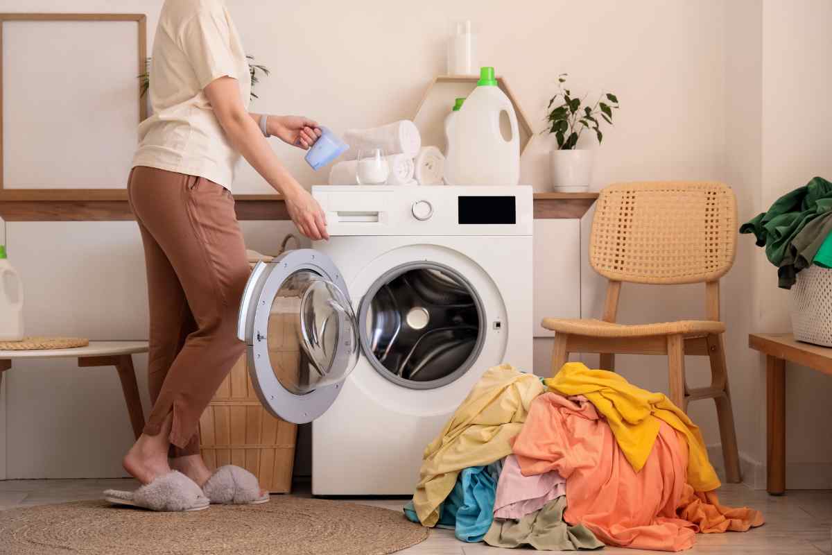 Una persona prepara la lavatrice