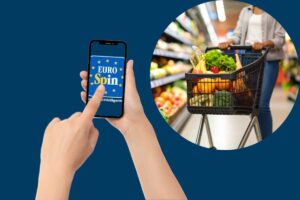 persona usa app eurospin e nel cerchio donna col carrello della spesa